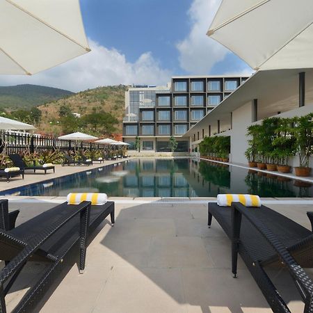 Marasa Sarovar Premiere Tirupati Buitenkant foto The swimming pool at the hotel