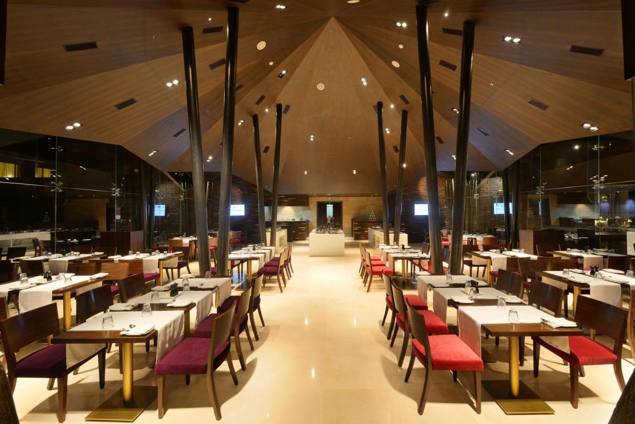 Marasa Sarovar Premiere Tirupati Buitenkant foto The interior of the restaurant