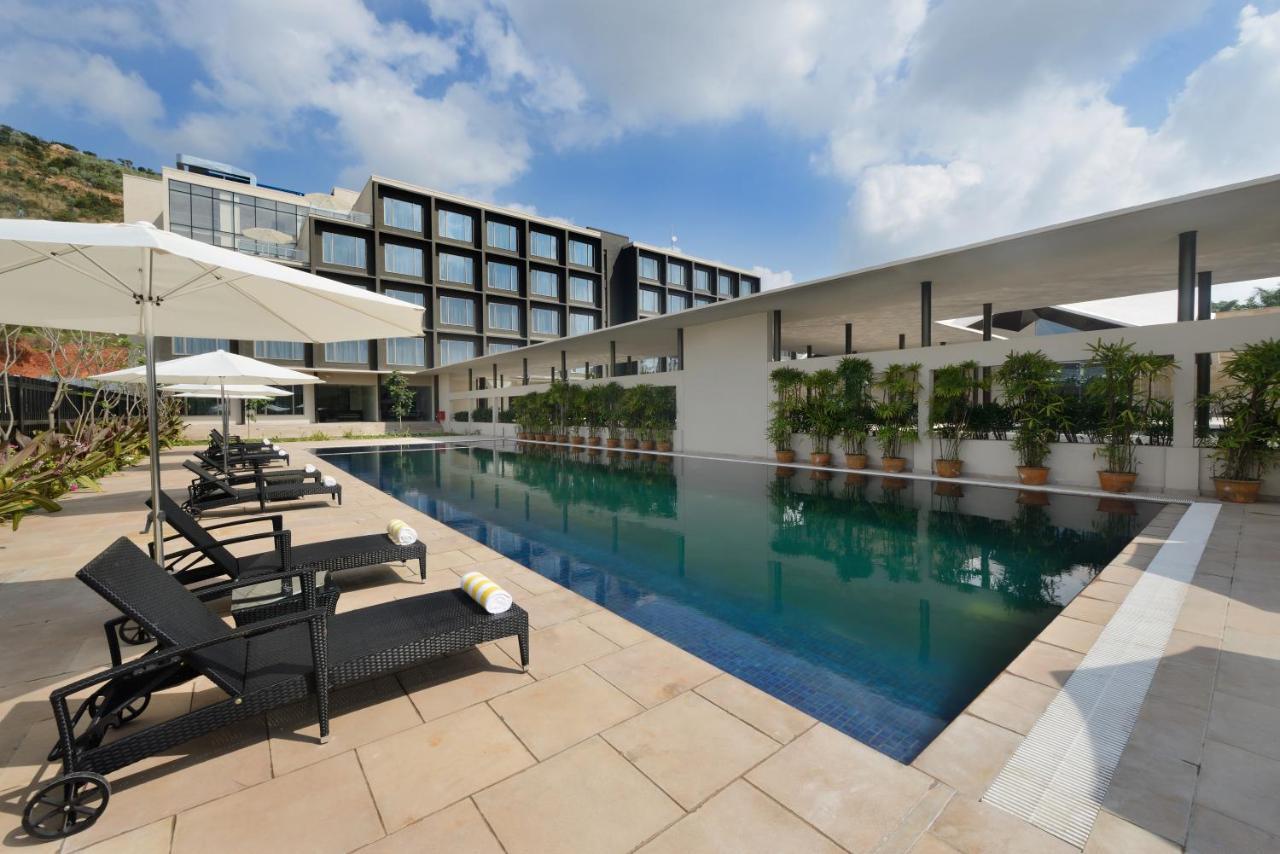Marasa Sarovar Premiere Tirupati Buitenkant foto The swimming pool at the hotel