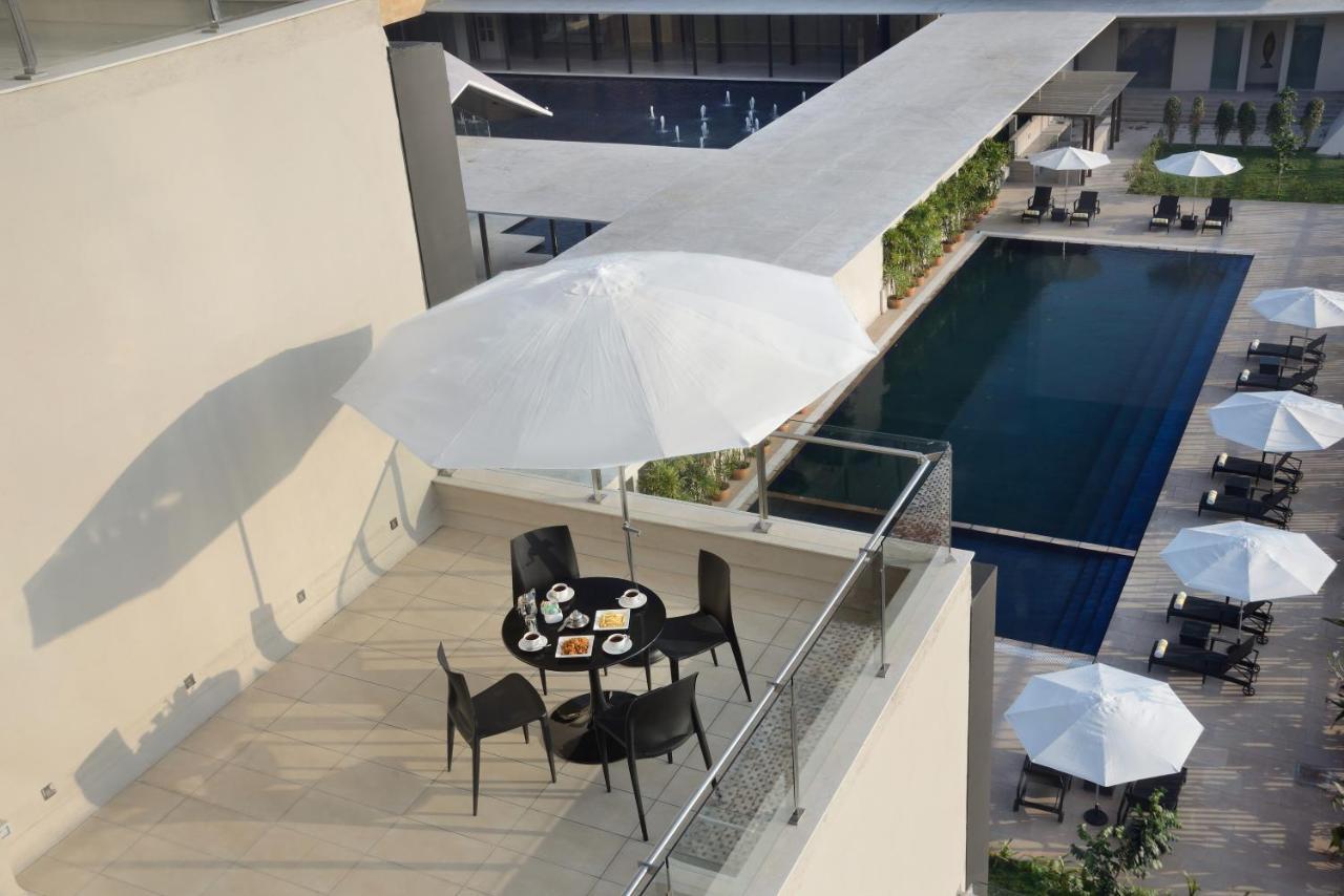 Marasa Sarovar Premiere Tirupati Buitenkant foto The pool at the hotel