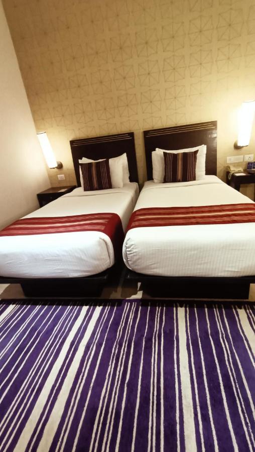 Marasa Sarovar Premiere Tirupati Buitenkant foto A room at the hotel