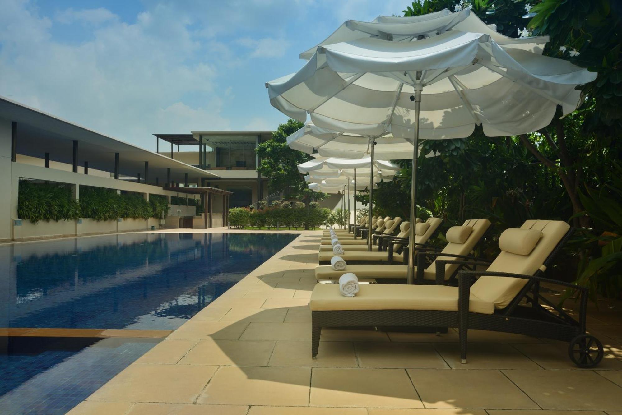 Marasa Sarovar Premiere Tirupati Buitenkant foto The pool at the Park