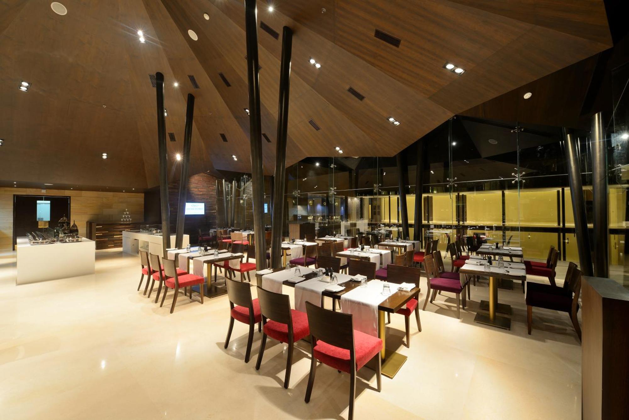 Marasa Sarovar Premiere Tirupati Buitenkant foto The restaurant
