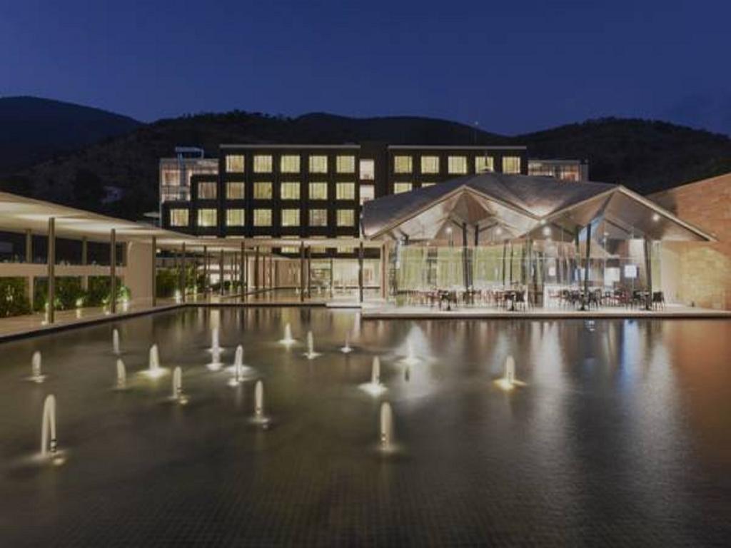 Marasa Sarovar Premiere Tirupati Buitenkant foto The hotel at night