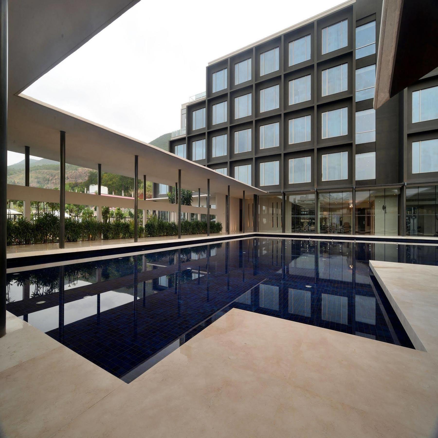 Marasa Sarovar Premiere Tirupati Buitenkant foto The courtyard of the hotel