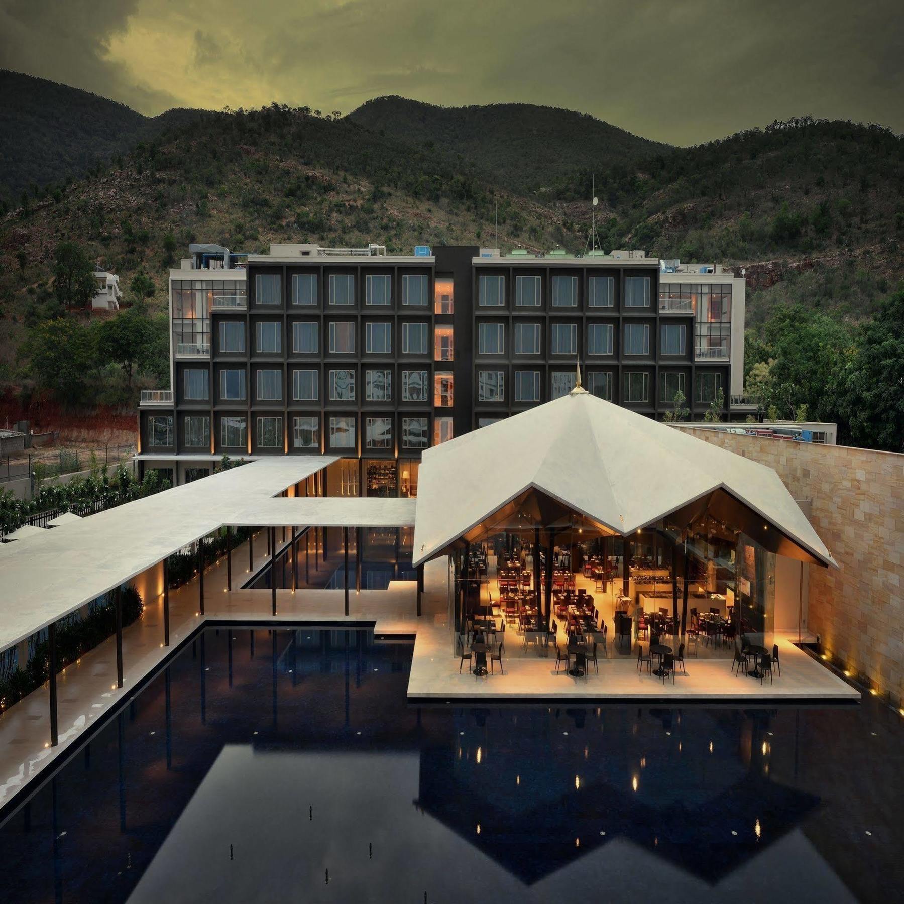 Marasa Sarovar Premiere Tirupati Buitenkant foto The hotel's main building