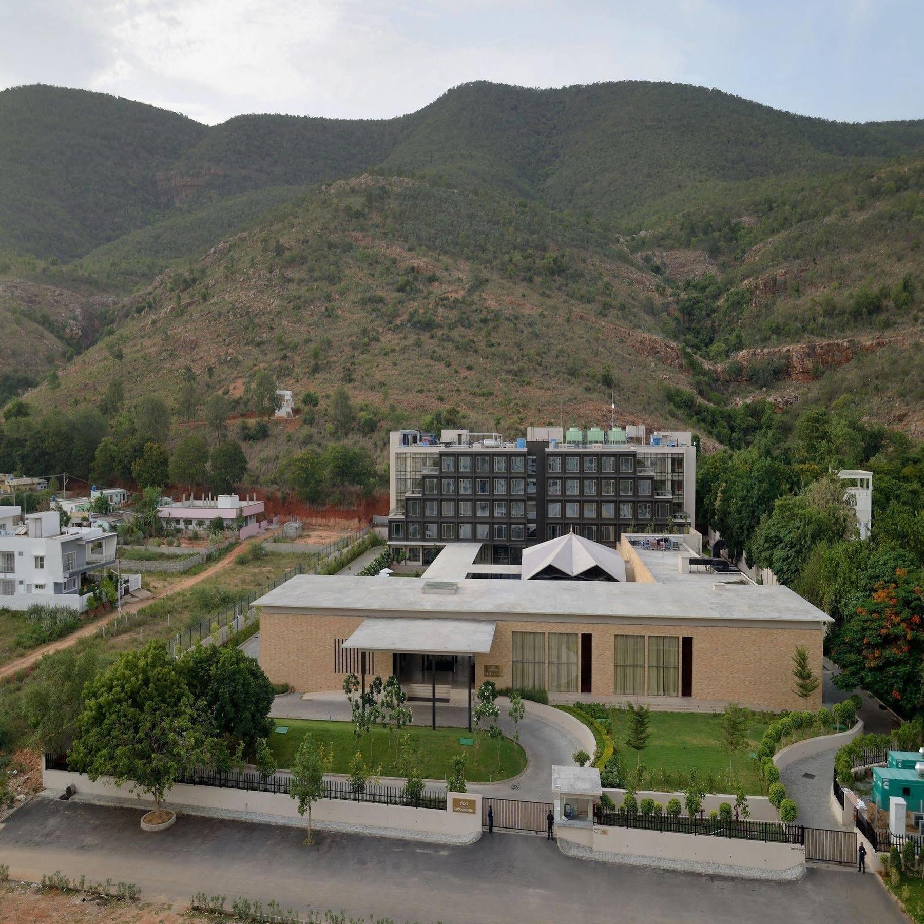 Marasa Sarovar Premiere Tirupati Buitenkant foto The new building of the University of Patras