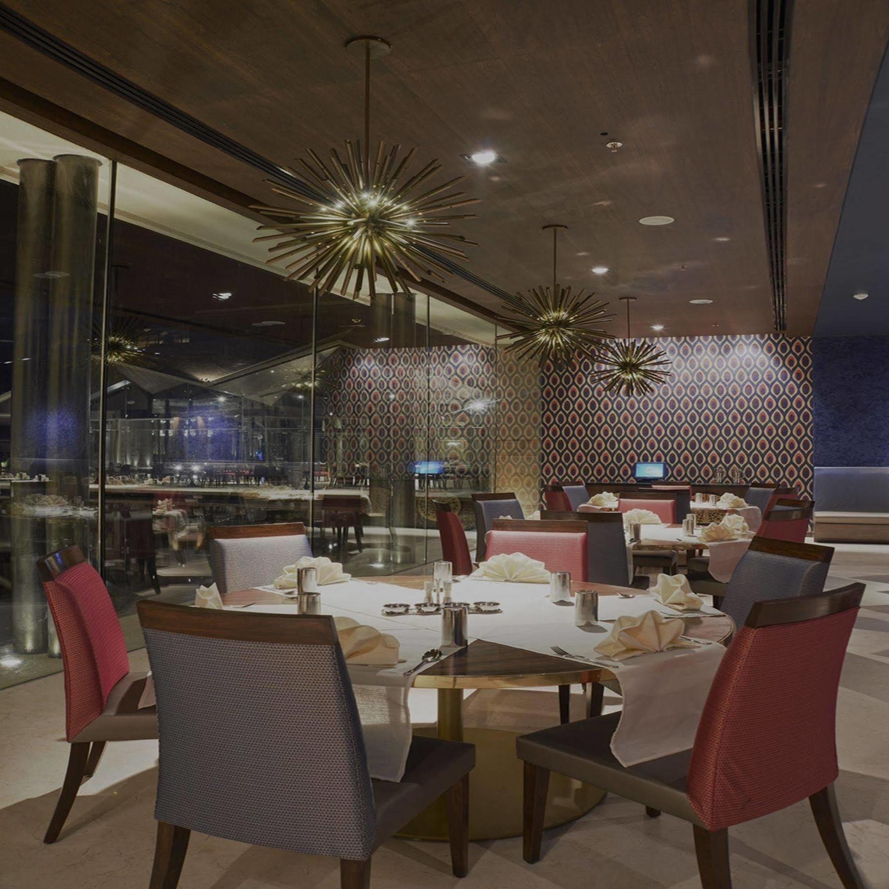 Marasa Sarovar Premiere Tirupati Buitenkant foto The interior of the restaurant
