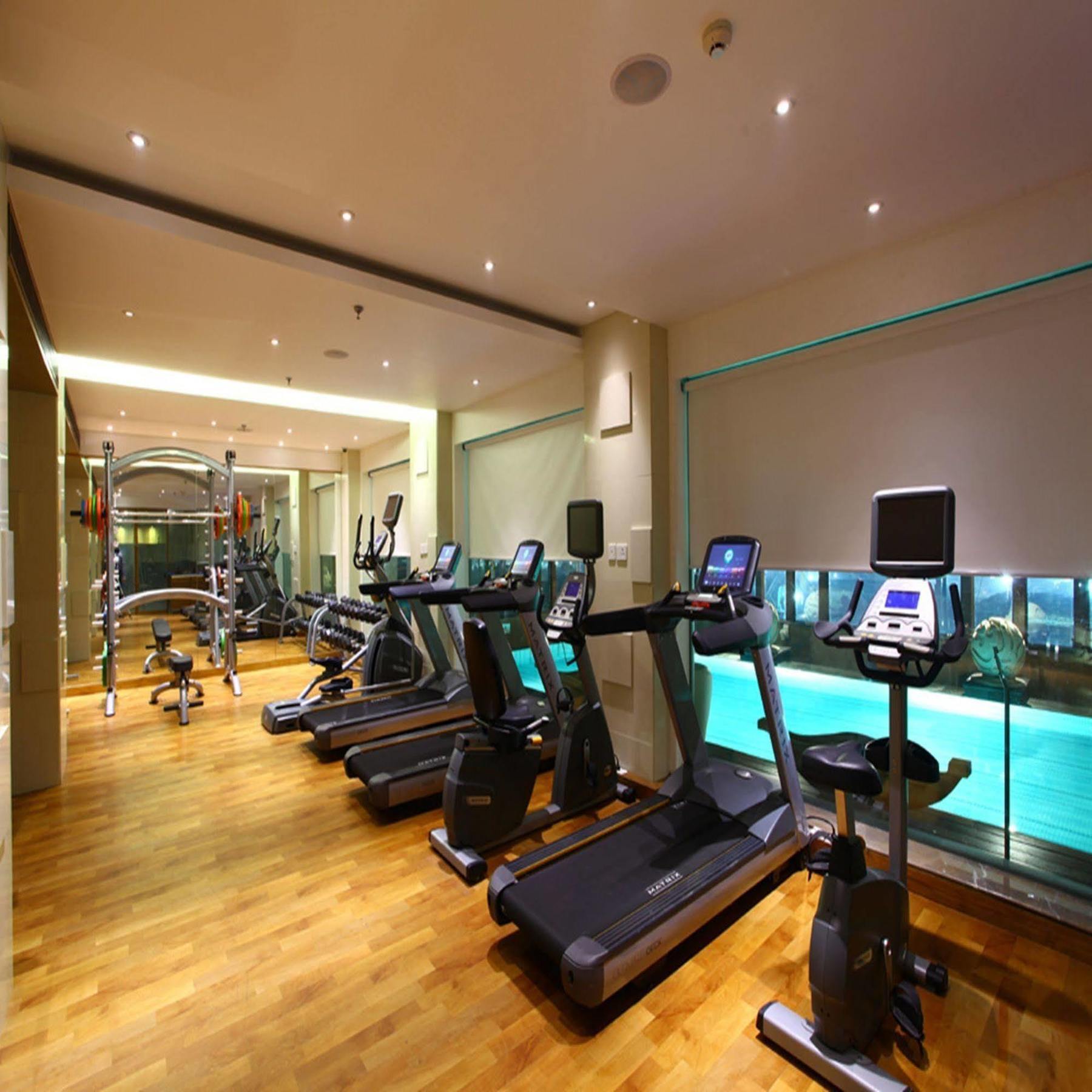 Marasa Sarovar Premiere Tirupati Buitenkant foto A gym in a hotel